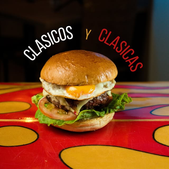 Hamburguesa clásica sobre mesa retro