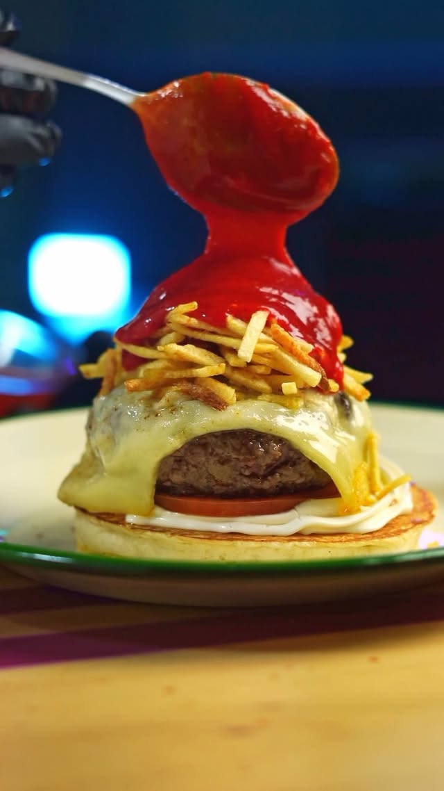 Hamburguesa de Ohana con salsa, foto de neón