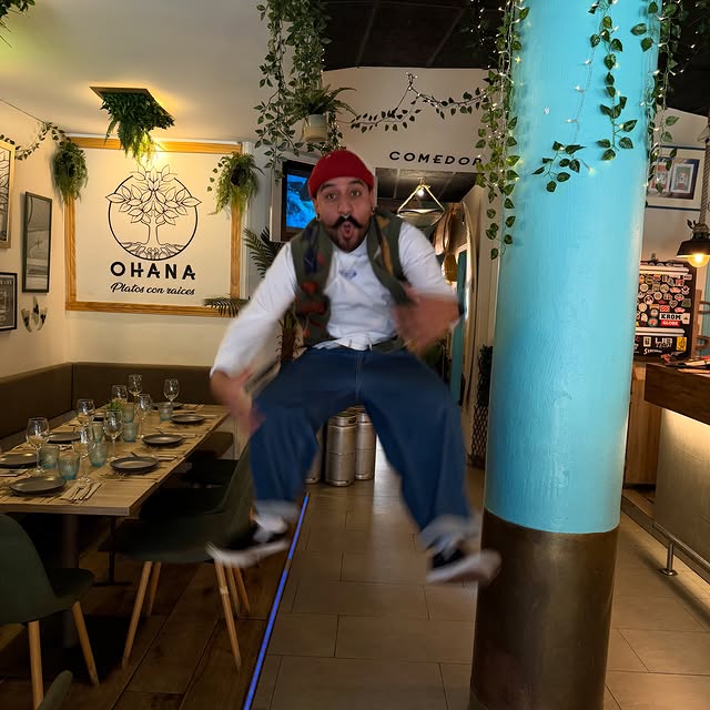 Interior del local con columna turquesa y plantas